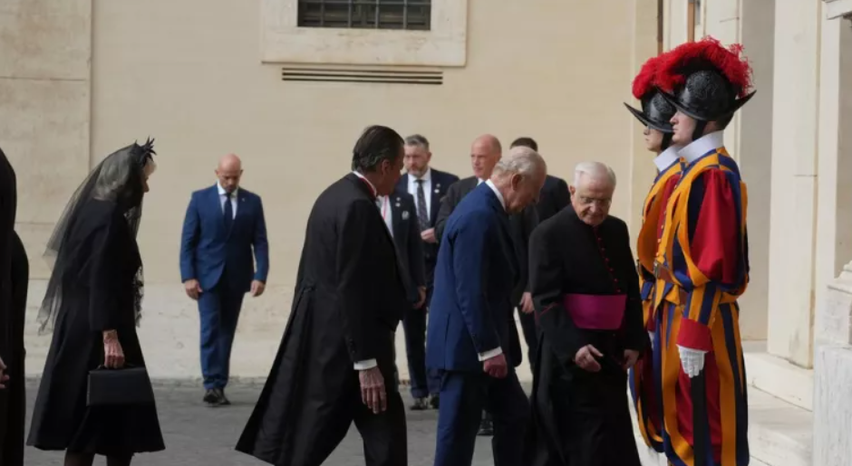 Επίσκεψη του βασιλιά Καρόλου στο Βατικανό – Θα προσευχηθούν μαζί με τον πάπα