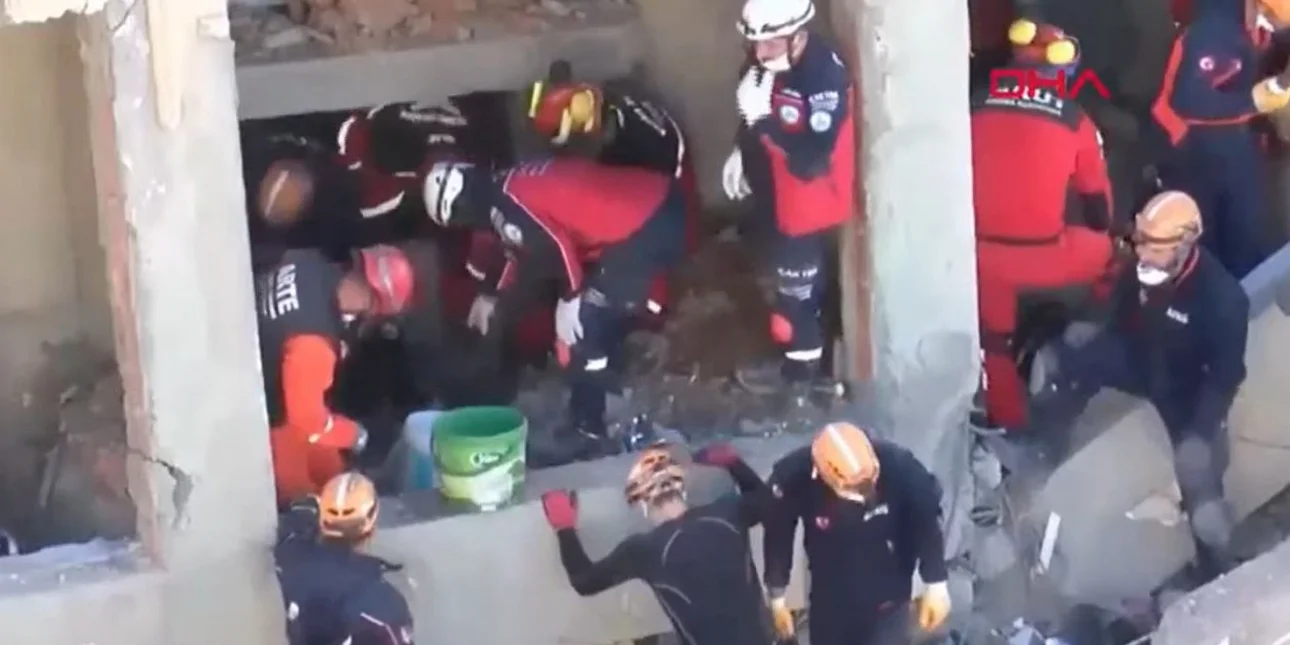 Τουρκία: Βίντεο με την 18χρονη να ανασύρεται ζωντανή από τα συντρίμμια της πολυκατοικίας – Νεκρά τα δύο αδέρφια της