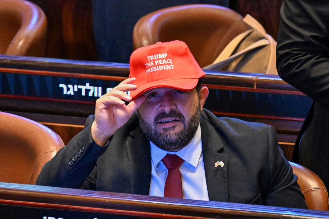 Kαπέλα αλά… MAGA για την υποδοχή Τραμπ στην Κνεσέτ