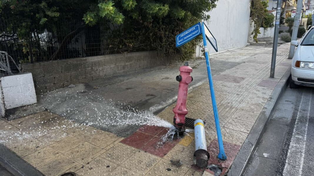 Ηράκλειο: Αυτοκίνητο «χτύπησε» κρουνό και προκάλεσε πλημμύρα