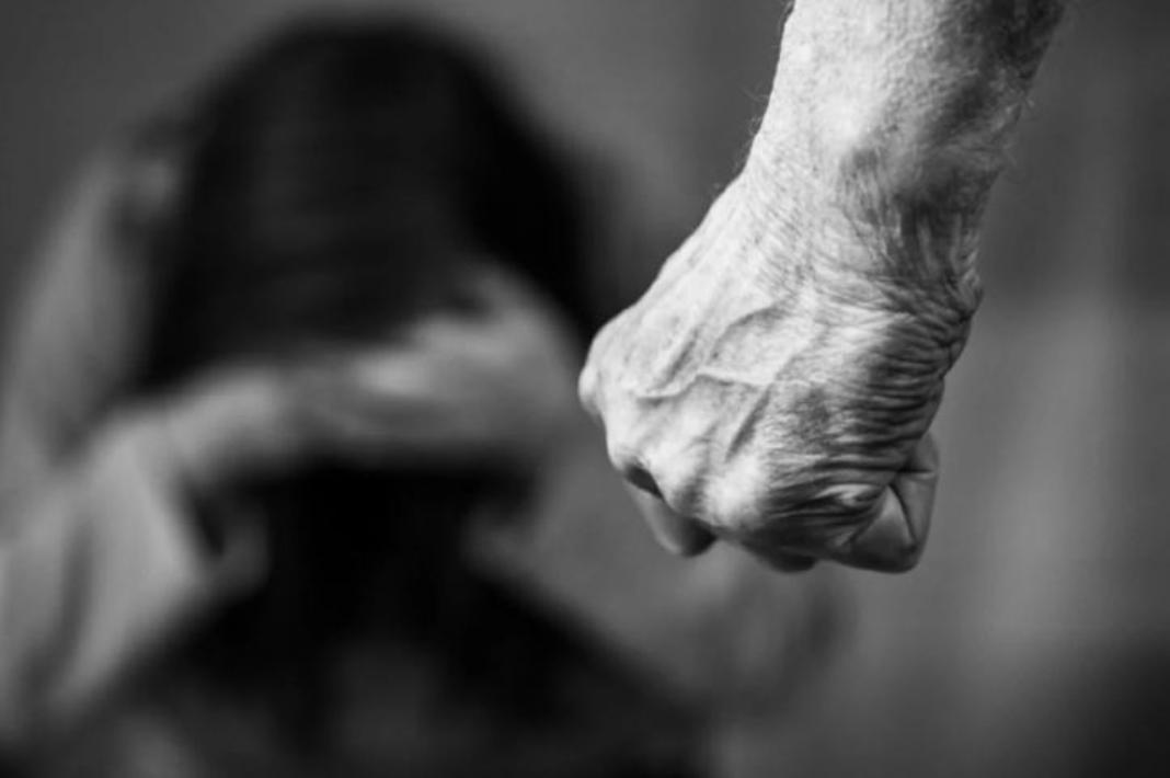 Σοκ στο Κορωπί: Ξυλοκόπησε άγρια την σύντροφό του μπροστά στα παιδιά τους – Σε κρίσιμη κατάσταση η 40χρονη
