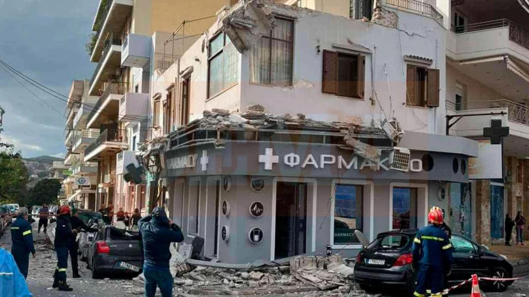 Λαύριο: Κατέρρευσαν μπαλκόνια σε κεντρικό δρόμο, μεγάλες ζημιές – Δείτε φωτογραφίες