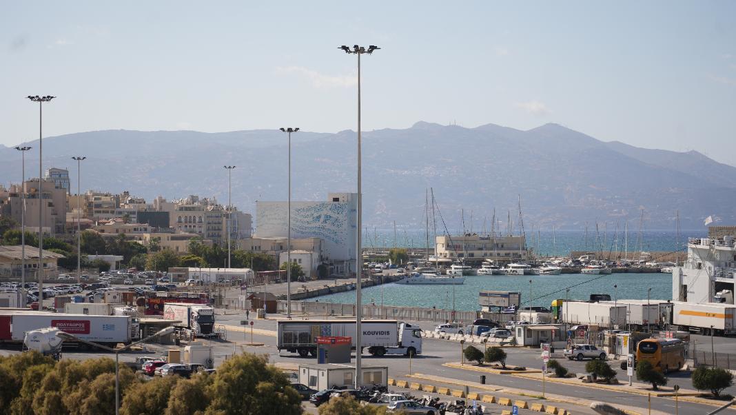 limani creta24 Λιμάνι Ηρακλείου: Οδηγός φορτηγού γλίστρησε και τραυματίστηκε στο χέρι