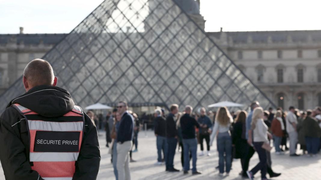 louvre-mak Δυο συλλήψεις για τη ληστεία στο Λούβρο