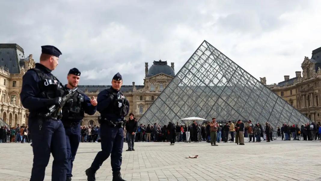 louvre-museum-10-1200x675 Κλοπή στο Λούβρο: Δεν έχουν πει λέξη οι δύο συλληφθέντες – Στο σκοτάδι οι έρευνες για τα 8 κοσμήματα