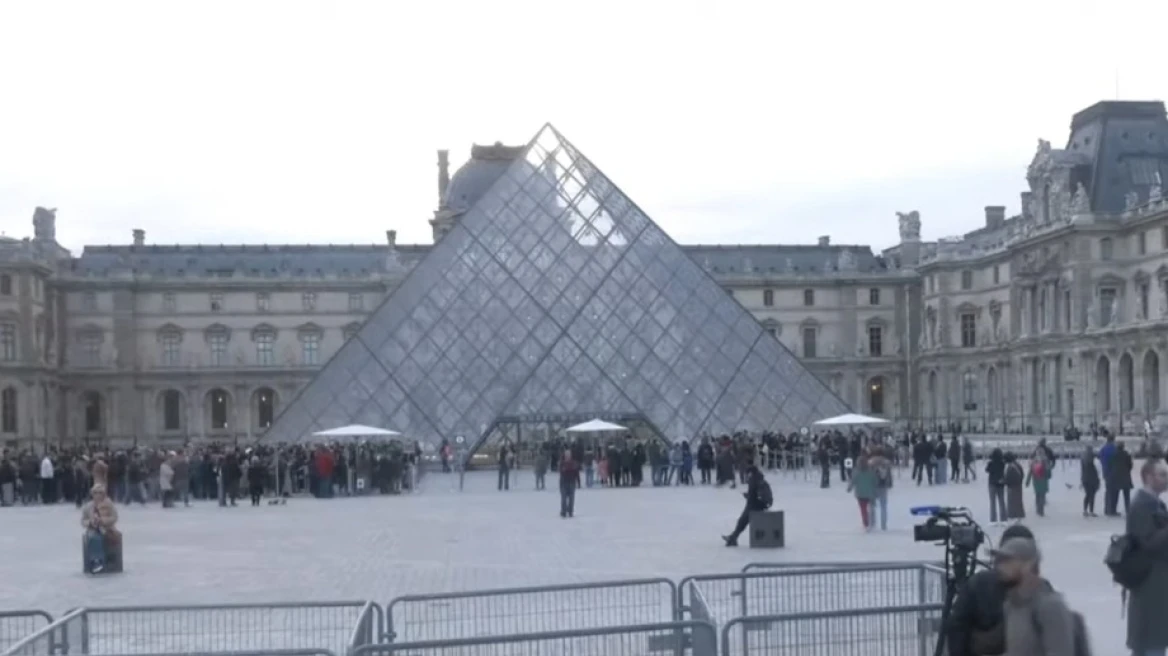 Το Λούβρο άνοιξε ξανά σήμερα τις πύλες του μετά την κλοπή κοσμημάτων αξίας 88 εκατ. ευρώ
