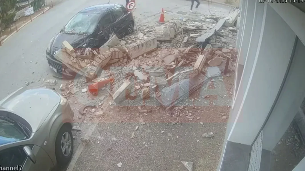 Συγκλονιστικά βίντεο από τη στιγμή της κατάρρευσης μπαλκονιού – Γυναίκα έτρεξε και σώθηκε από θαύμα