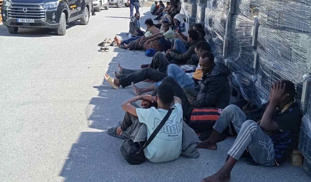 «Ατελείωτη η άφιξη παράνομων μεταναστών» – 52 άτομα στον Ξερόκαμπο, δείτε φωτογραφίες