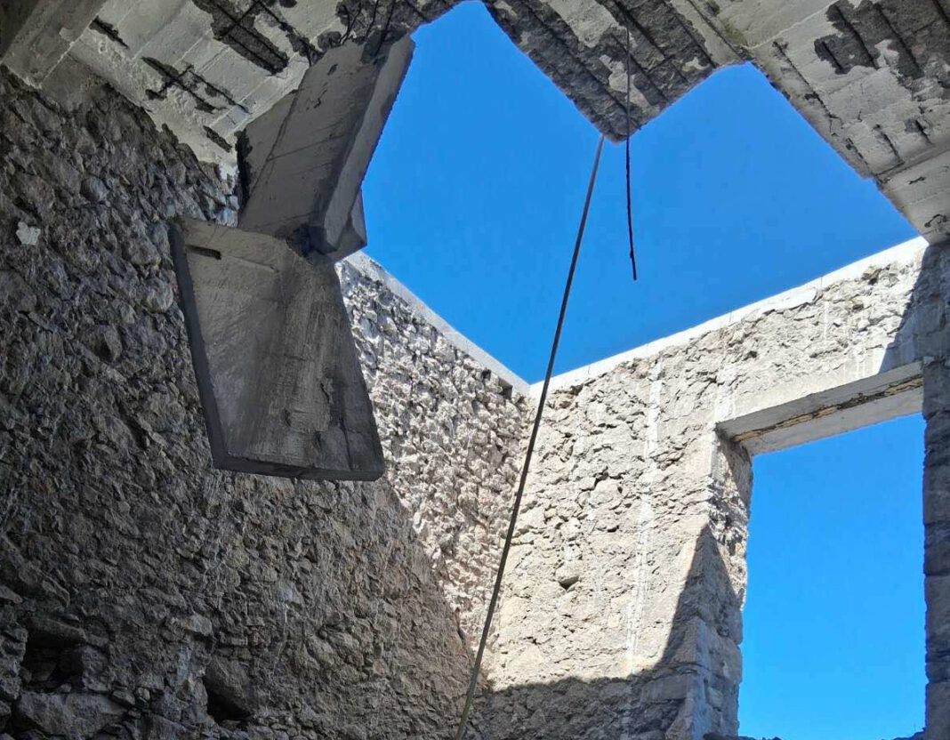 milopotamos1 Mυλοπόταμος: Νεκρός ο 63χρονος που έπεσε στο κενό – Υποχώρησε η οροφή κάτω από τα πόδια του