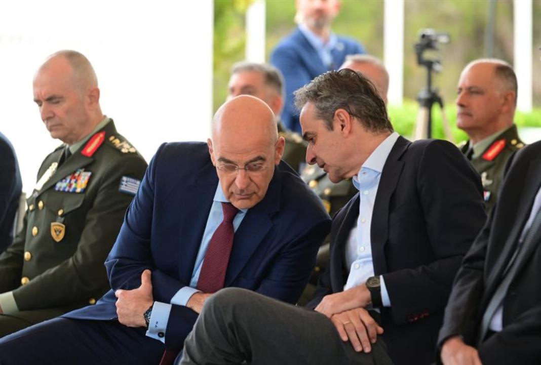 mitsotakis dendias Κουβεντούλες και πολλές απουσίες!