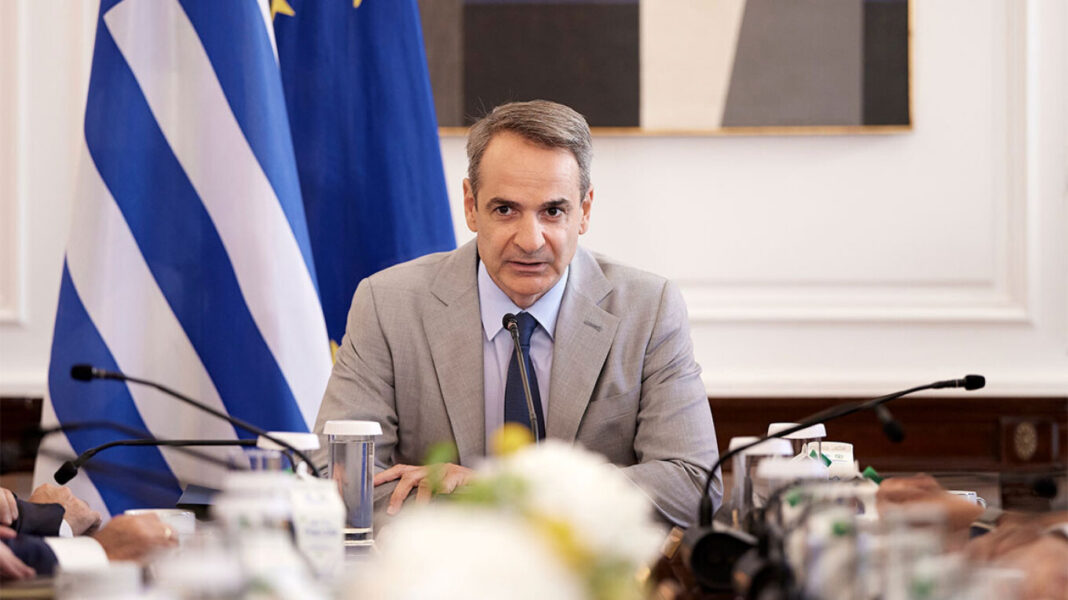 mitsotakis-ypourgiko Με κορωνοϊό ο Κυριάκος Μητσοτάκης – Με τηλεδιάσκεψη το υπουργικό