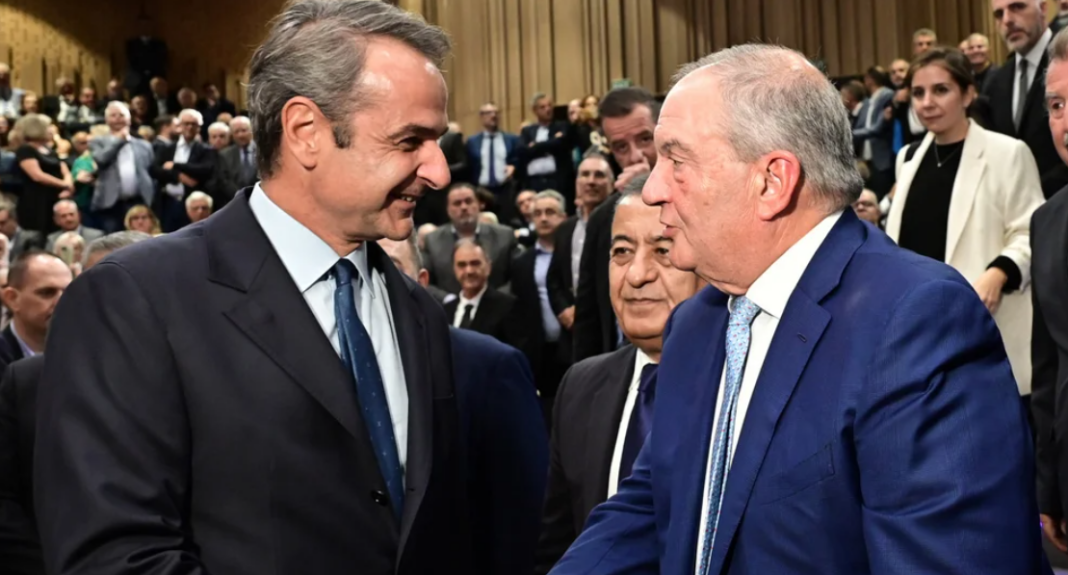 Η χειραψία, τα χειροκροτήματα και η απουσία