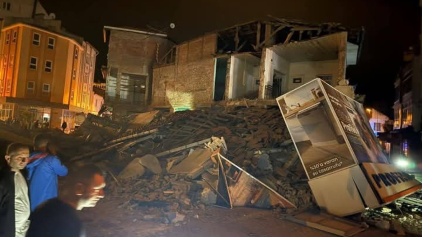 Σεισμός 6,1 Ρίχτερ στην Τουρκία: Κατέρρευσαν κτήρια, 22 τραυματίες – Βίντεο