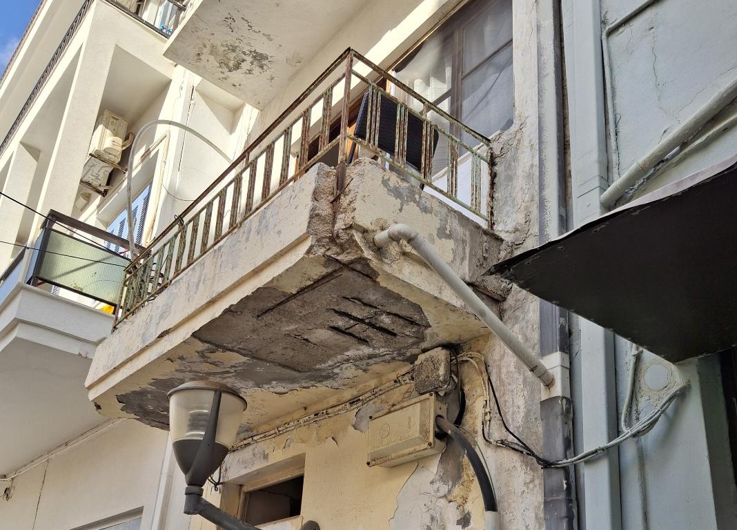 Μπαλκόνι – δημόσιος κίνδυνος στην Αγία Τριάδα – «Μη γίνει το κακό και τότε θα τρέχουν όλοι»
