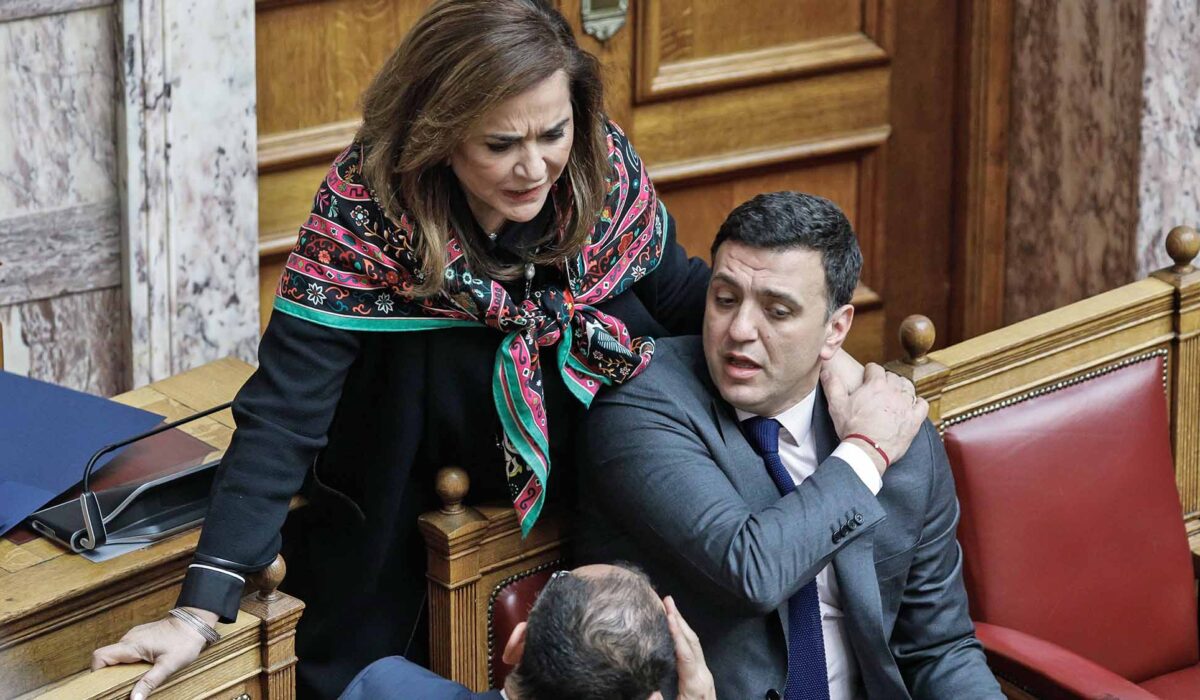 Βγήκαν τα…μαχαίρια: Η απάντηση Κικίλια στη Ντόρα Μπακογιάννη για τον Λιμενάρχη Χανίων