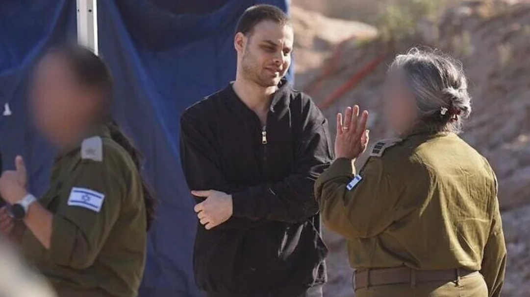 Οι πρώτες εικόνες των απελευθερωμένων ομήρων – Φανερά αδυνατισμένοι αλλά χαμογελαστοί