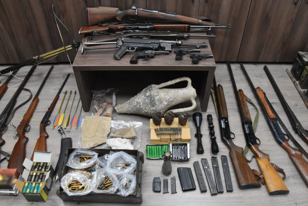 Φωτογραφίες από το σπίτι «οπλοστάσιο» στο Ρέθυμνο – Είχε και αρχαία ο 77χρονος Κρητικός