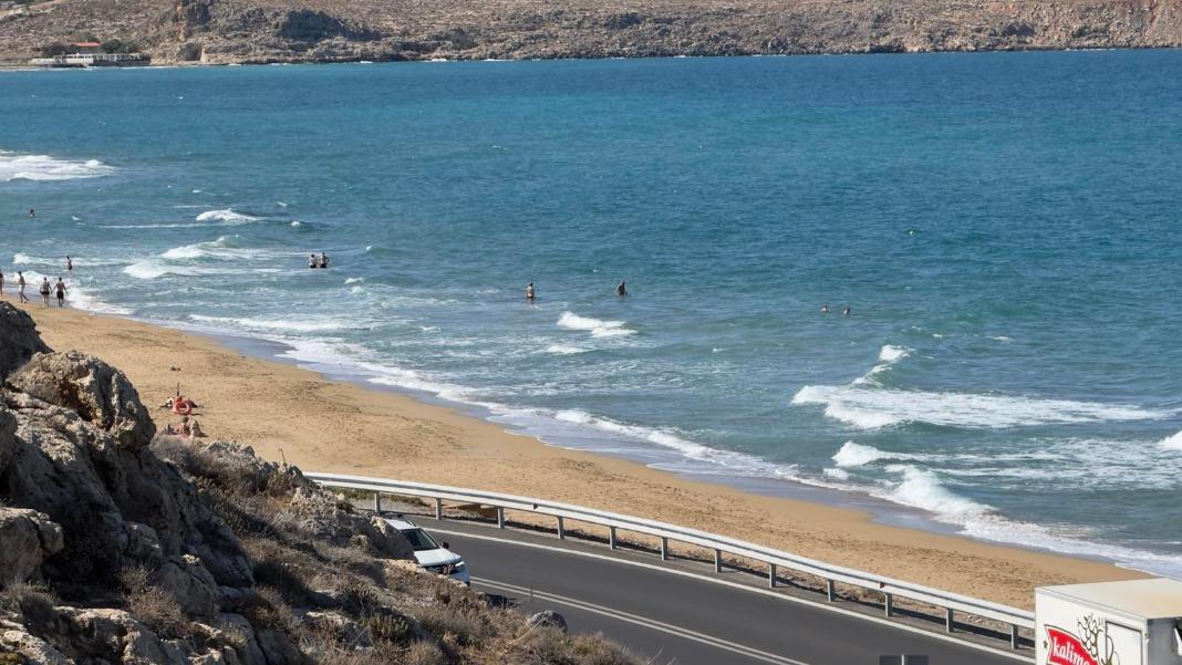 Μπάνιο στην παραλία με φόντο τρακτέρ και αγροτικά!