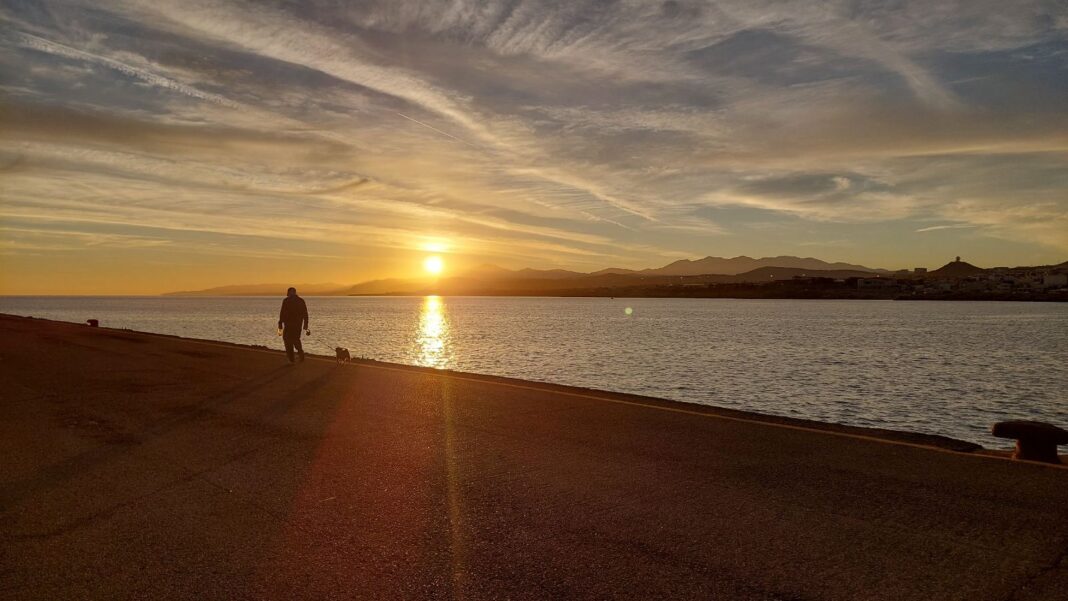 paraliaki_ Ο Κούλες, οι βάρκες και η θάλασσα ντύνονται στα χρώματα της αυγής