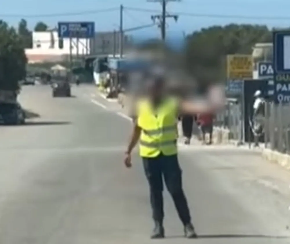 Ελαφονήσι: Το καλοκαίρι έφυγε αλλά οι παρκαδόροι… συνεχίζουν