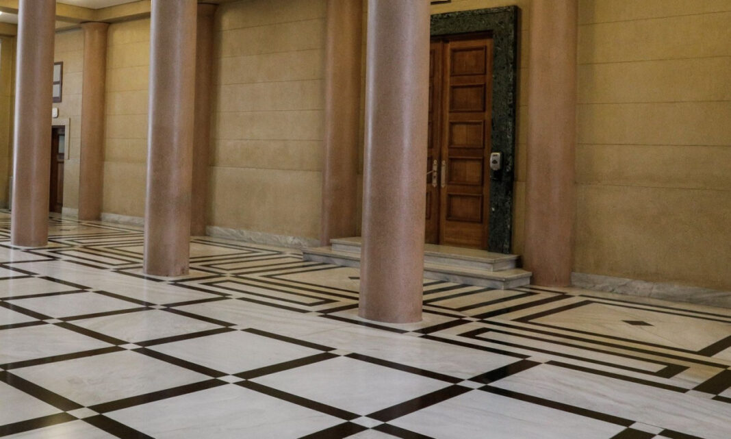 Τί έλεγαν Ανδρουλάκης, Ζωή και Χαρίτσης στο περιστύλιο;