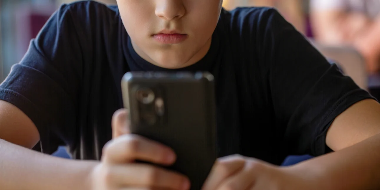 Οθόνες κινητών: Επτά στα 10 παιδιά αντιμετωπίζουν προβλήματα όρασης που επιδεινώνεται καθώς ενηλικιώνονται