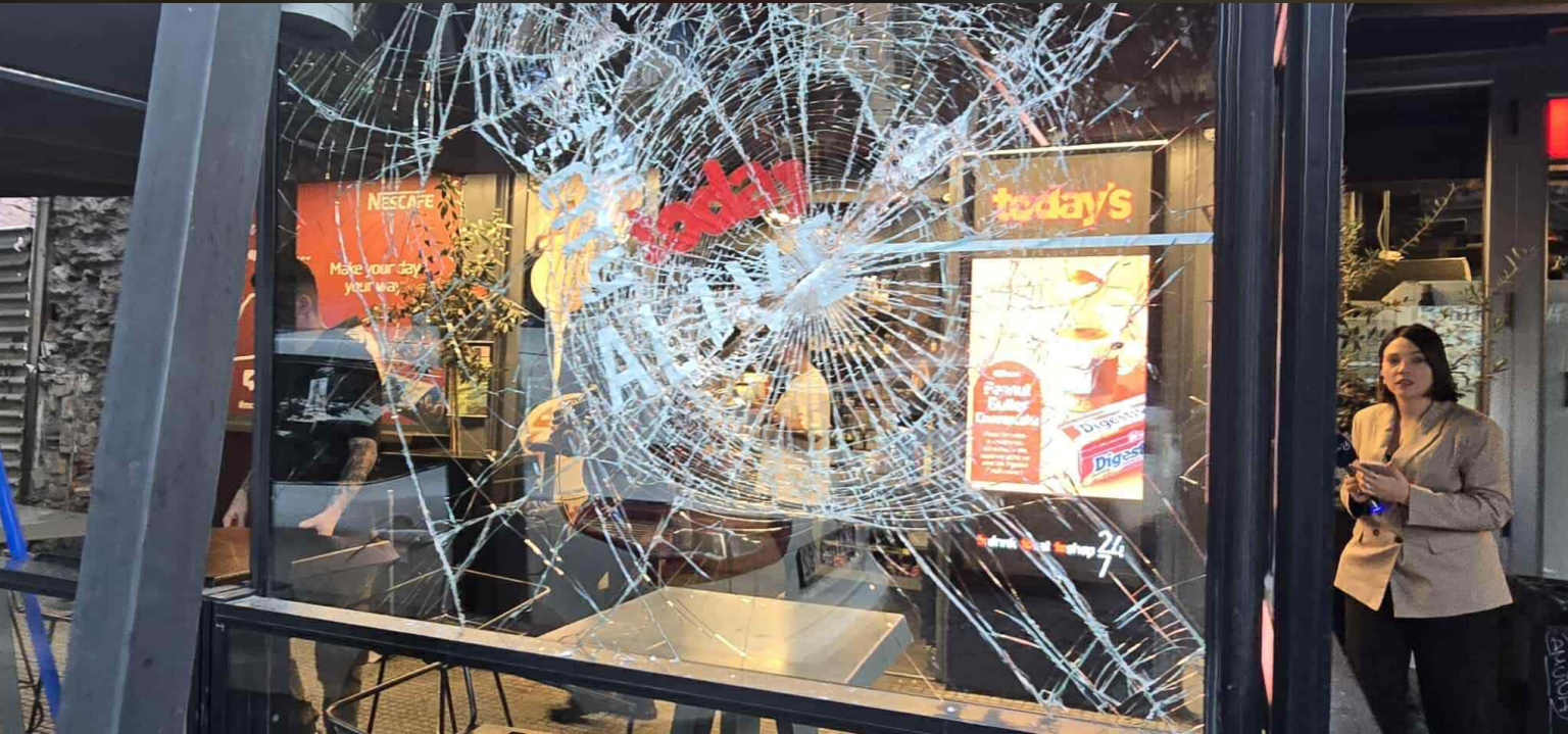 Θεσσαλονίκη: Άνδρας σε κατάσταση αμόκ τα έκανε “γυαλιά καρφιά” στα Λαδάδικα