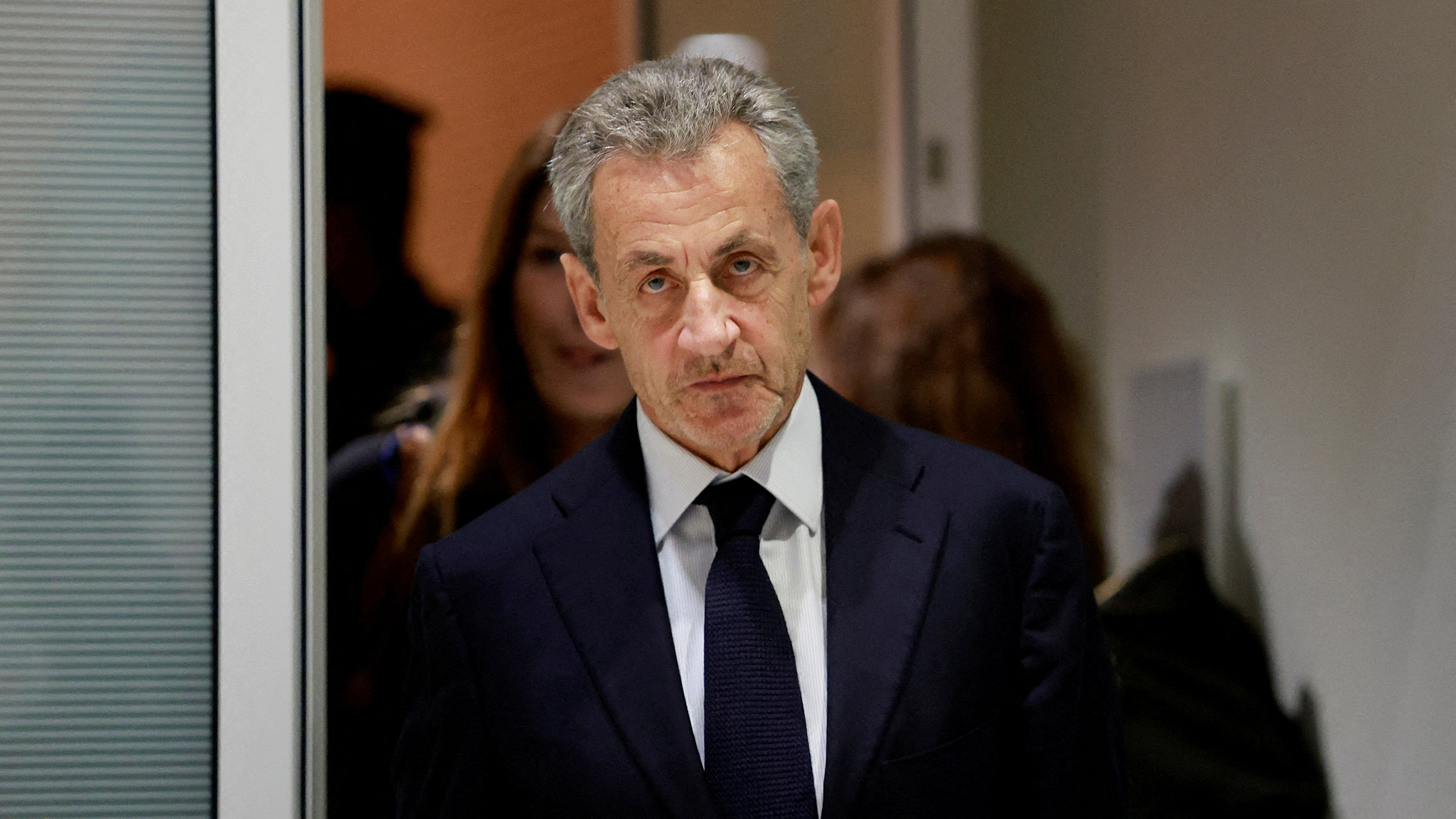 Σαρκοζί: Οδηγείται στη φυλακή Σαντέ – Η διαμονή και τα επόμενα βήματα