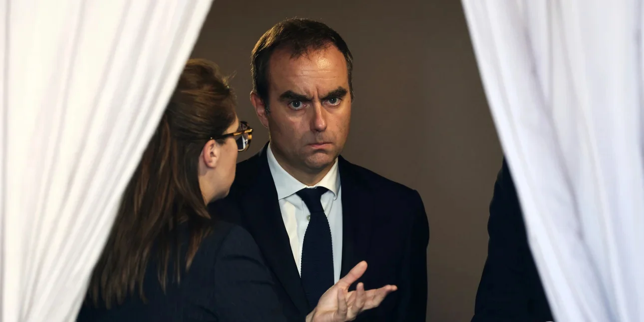 Γαλλία: Με το καλημέρα, προτάσεις μομφής κατά της κυβέρνησης Λεκορνί κατέθεσαν Λεπέν και Μελανσόν