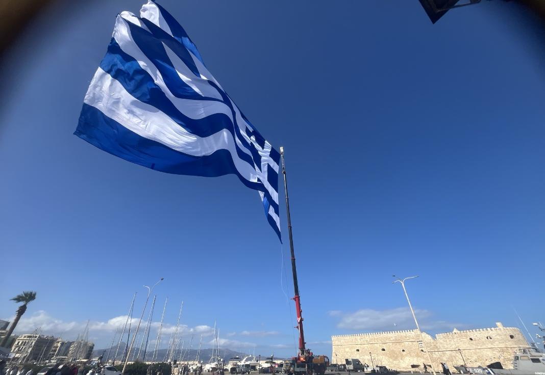 shmaia kalathaki1 Εντυπωσιάζει η μεγαλύτερη ελληνική σημαία που έχει υψωθεί στο Ηράκλειο!