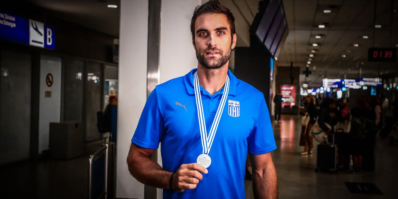Επέστρεψε στην Ελλάδα ο Στέφανος Ντούσκος, μετά την κατάκτηση του χρυσού στο Παγκόσμιο της Σανγκάης