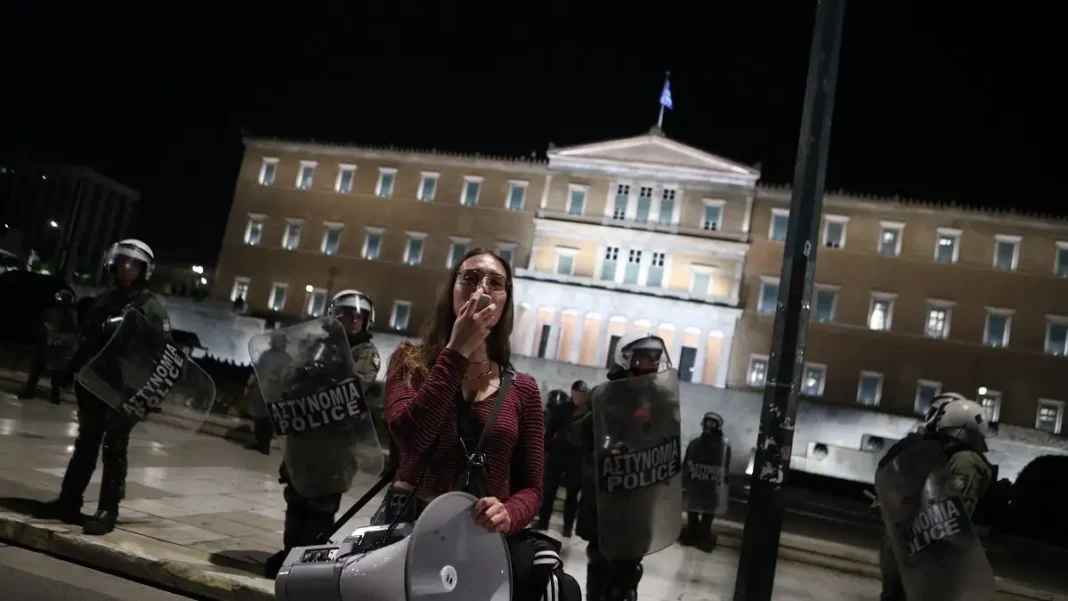 «Σε τρίτο» αναθέτει το υπουργείο Άμυνας την καθαριότητα στο μνημείο του Άγνωστου Στρατιώτη μετά την «πόρτα» από τον Δούκα