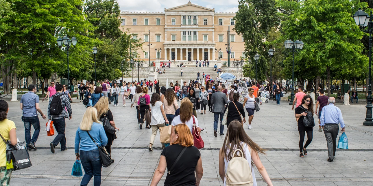 Αυξήσεις εισοδημάτων για εκατομμύρια πολίτες – Οι ενισχύσεις ανά μήνα, τι καταβάλλεται και σε ποιους
