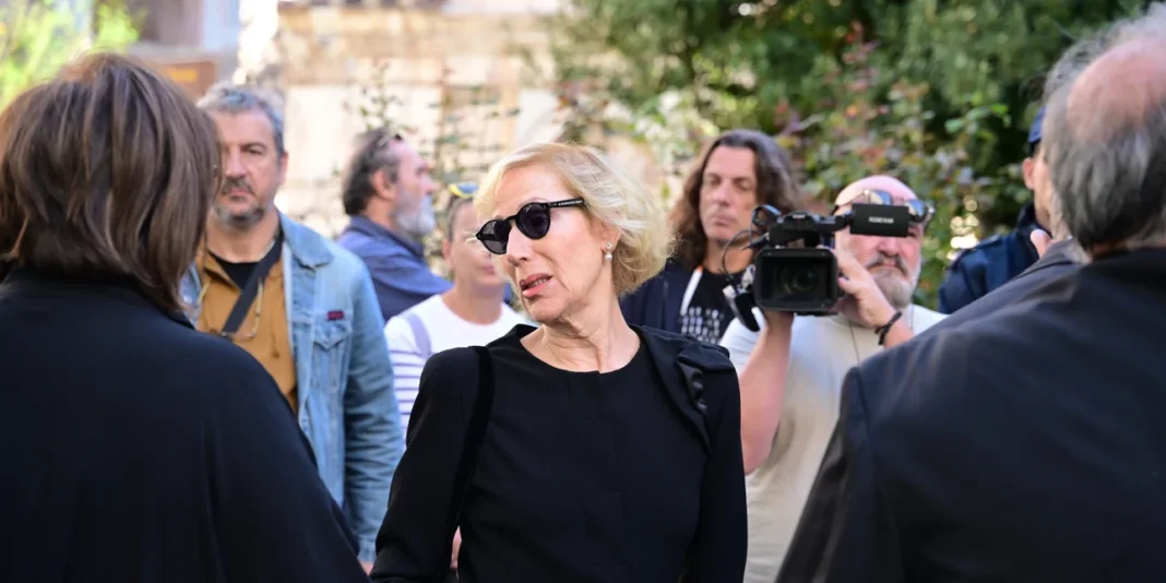 syzygos-savvopoulou.jpg Συντετριμμένη η οικογένεια του Διονύση Σαββόπουλου -Ζήτησε να μείνει 15′ μόνη της στον Ιερό Ναό