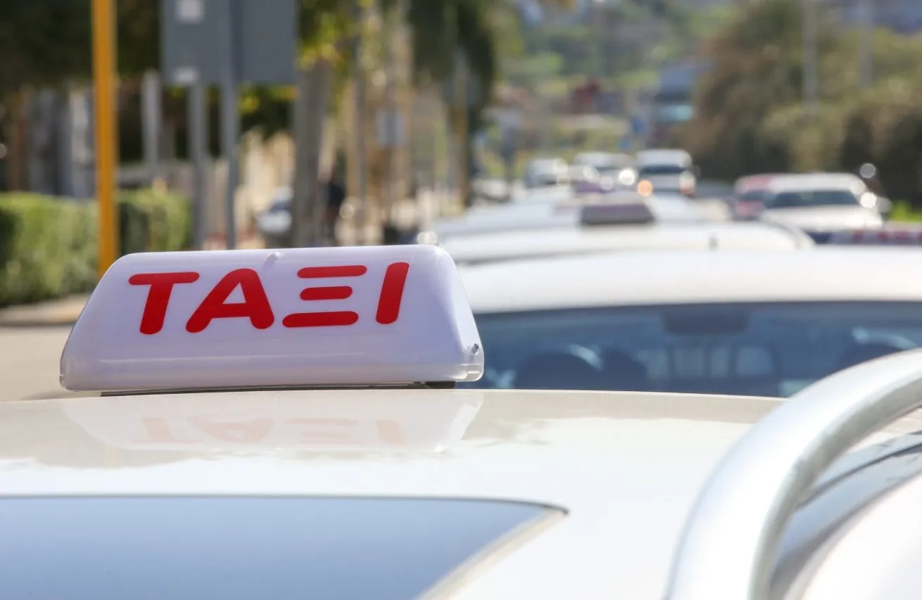 Πανελλαδικό «χειρόφρενο» από τους οδηγούς ταξί Τρίτη και Τετάρτη – Τι ζητούν