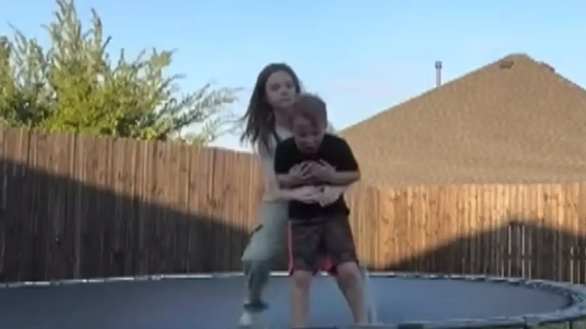 Τέξας: Βίντεο με τη στιγμή που 10χρονη σώζει από πνιγμό τον 7χρονο αδερφό της