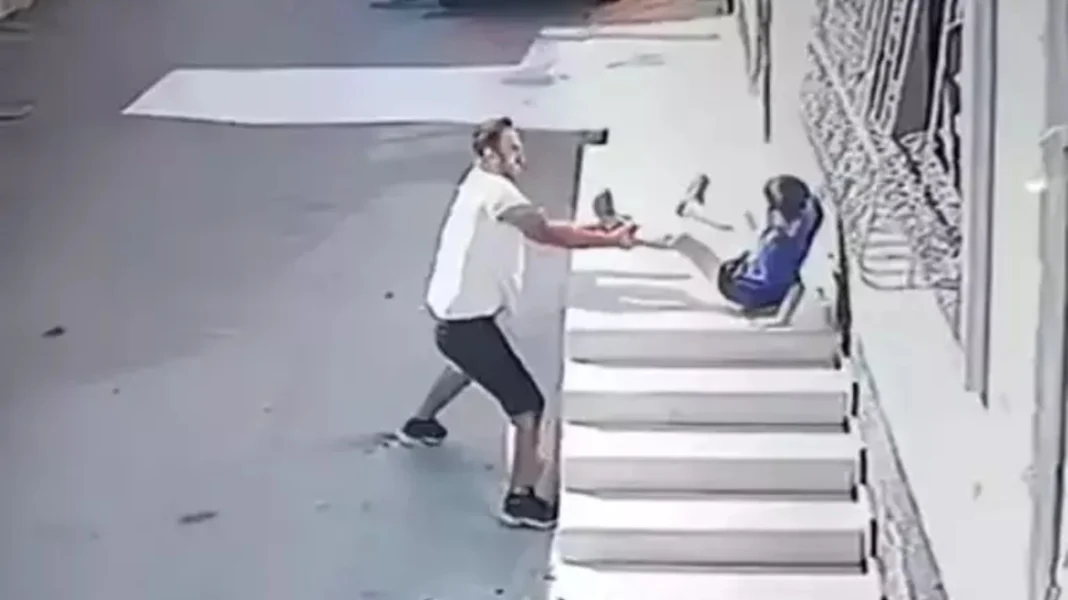 tourkia_epithesi_paidi Τουρκία – Βίντεο σοκ: Άνδρας κυνηγά 7χρονο αγόρι, το χτυπάει και το πετάει στο έδαφος από ύψος