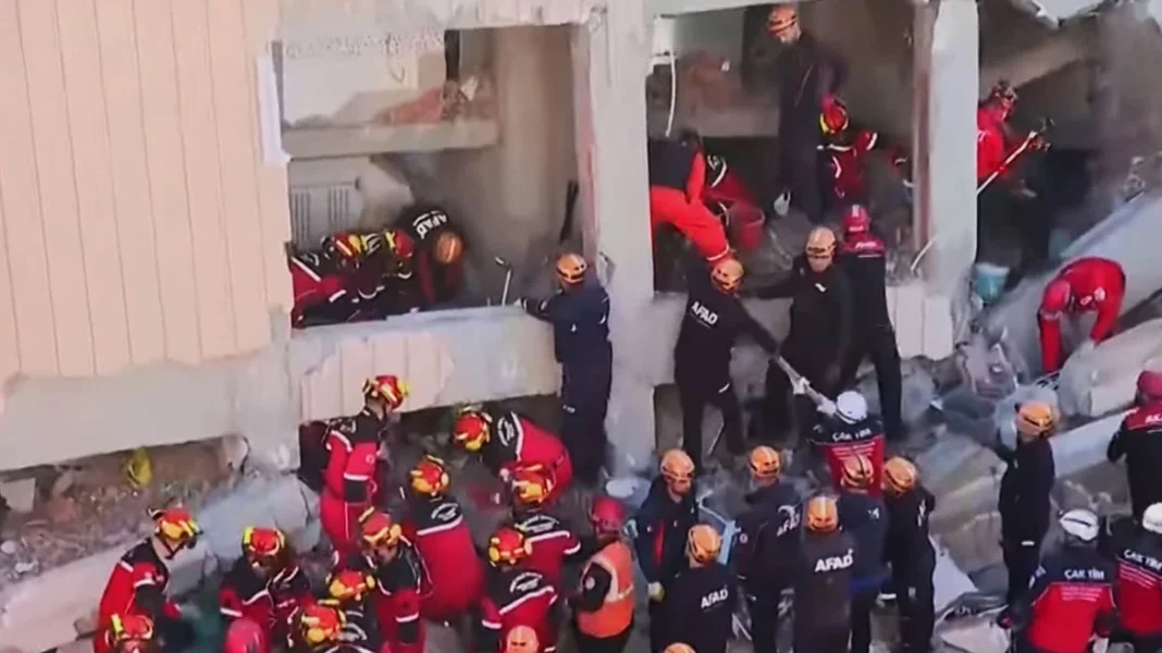 Αγωνία για οικογένεια με τρία παιδιά που εγκλωβίστηκε στα συντρίμμια του επταώροφου κτιρίου κοντά στην Κωνσταντινούπολη