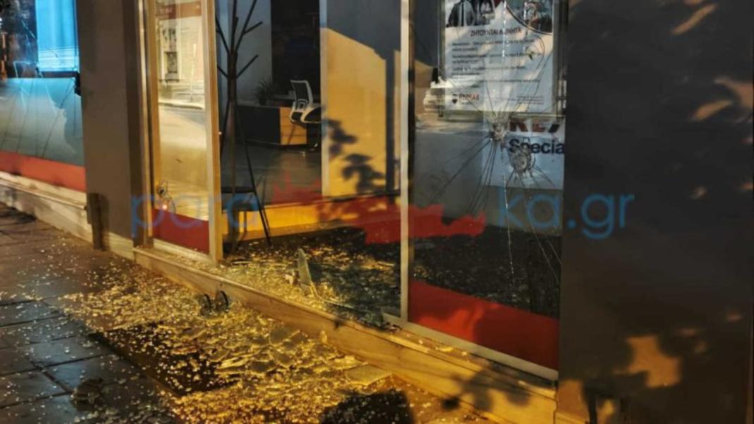 Χανιά: Μεταμεσονύκτια επιδρομή κουκουλοφόρων – Σοβαρές ζημιές σε μεσιτικό γραφείο, τράπεζες και ΑΤΜ