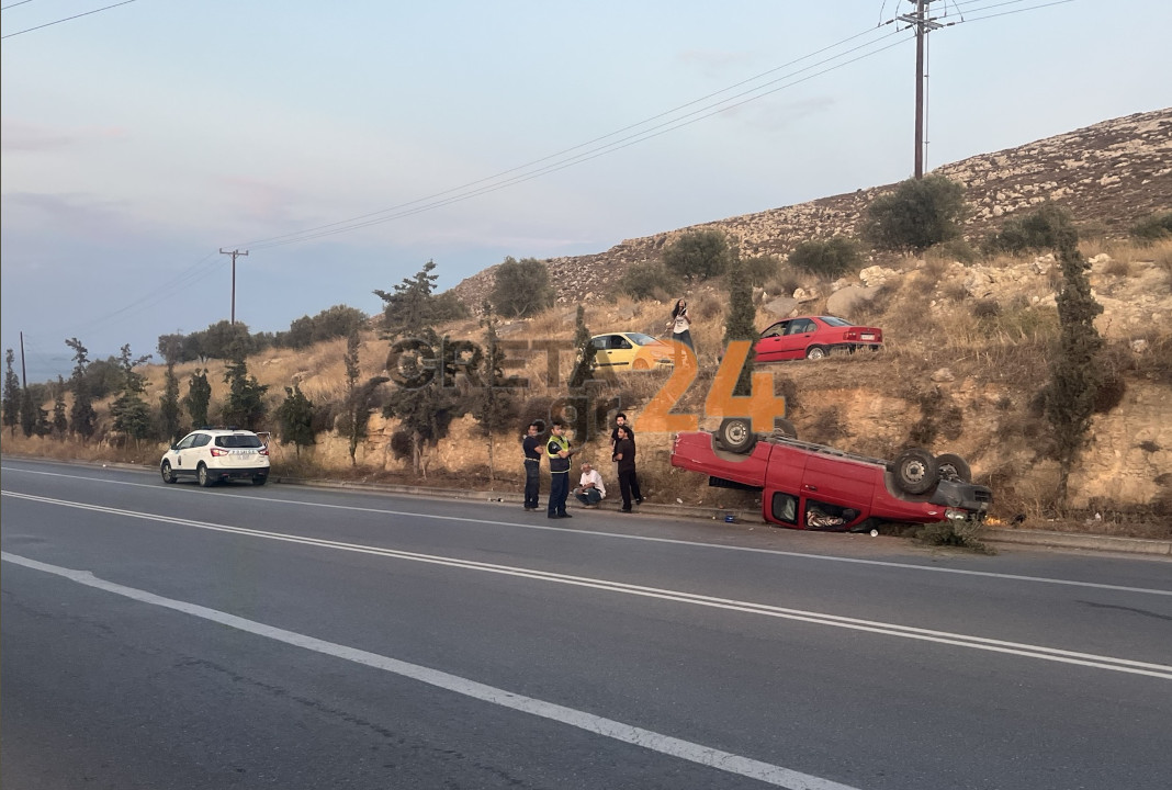 Ηράκλειο: Αυτοκίνητο «έπεσε» από τον παράδρομο στην επαρχιακή οδό και «τούμπαρε»