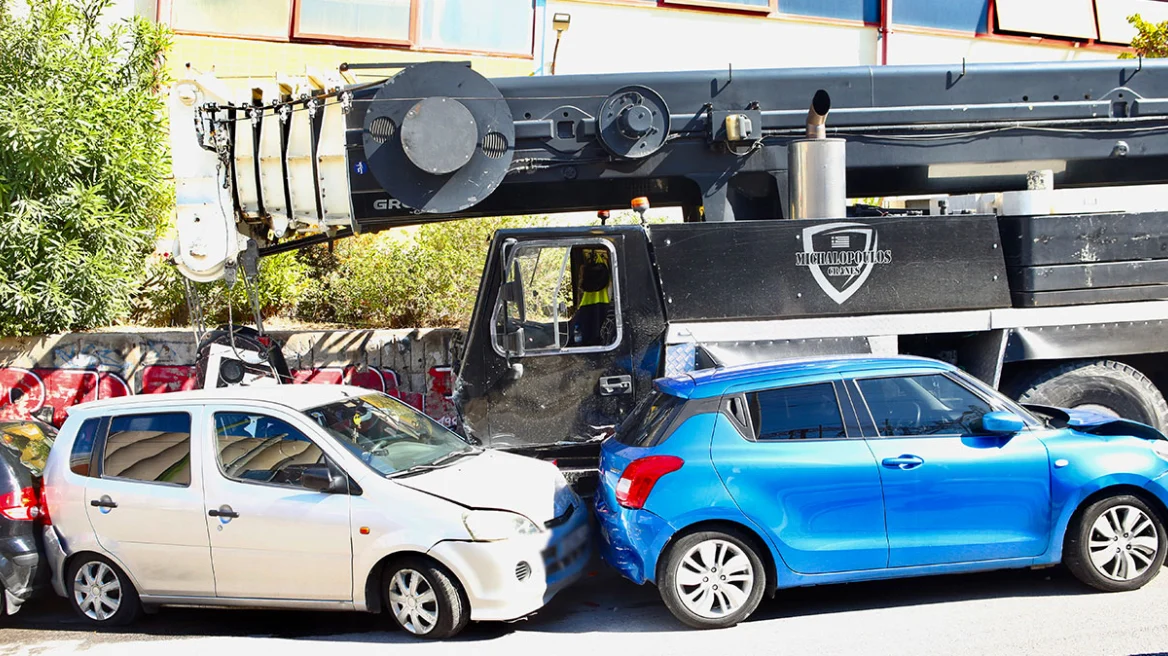 Κερατσίνι: Γερανός παρέσυρε σταθμευμένα οχήματα έξω από το Δημοτικό Κολυμβητήριο