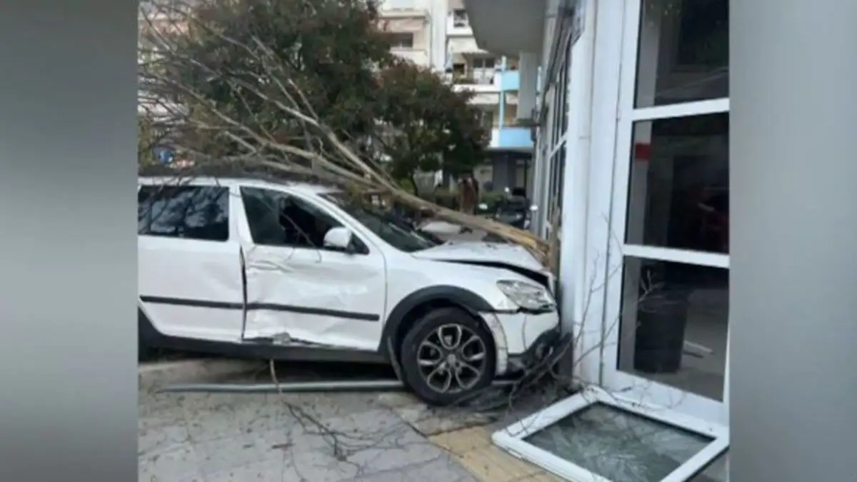 Σέρρες: Αυτοκίνητο συγκρούστηκε με σχολικό λεωφορείο και καρφώθηκε σε τζαμαρία συνεργείου