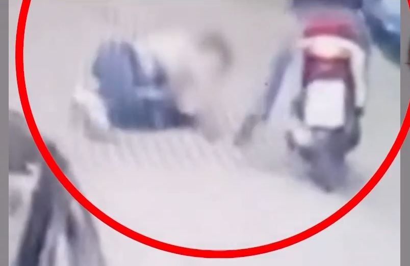 Καρέ-καρέ ληστεία «τσαντάκια»- Παρίστανε τον διανομέα και τραβούσε με βία τις τσάντες γυναικών