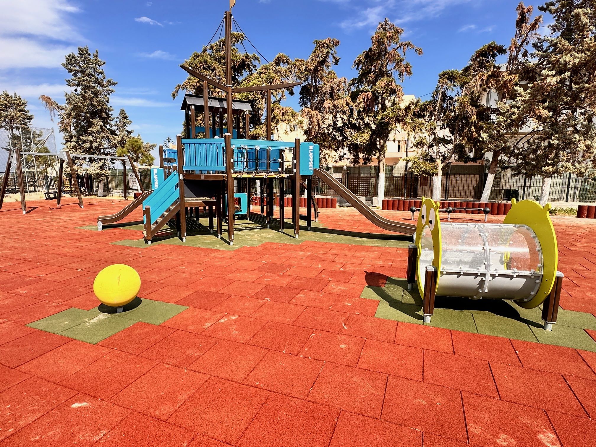 Γάζι: Άγνωστοι βανδάλισαν υπό κατασκευή έργα στην πλατεία της Αγίας Μαρίνας