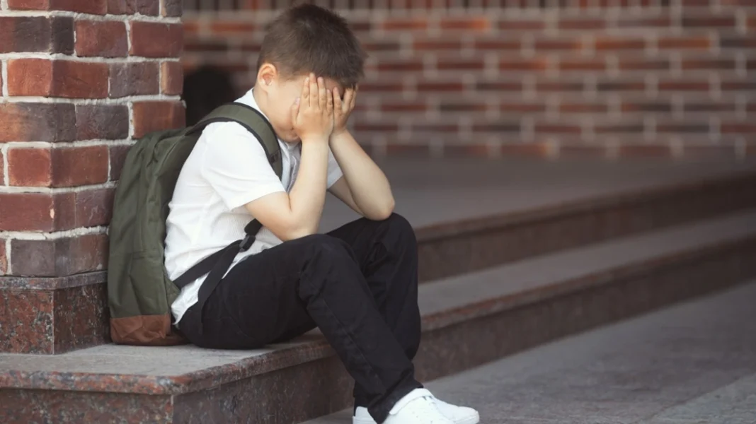 via (1) Συνελήφθησαν έξι ανήλικοι που επιτέθηκαν με γροθιές και κλωτσιές σε 13χρονο στο Μοσχάτο