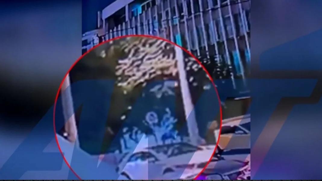 Η στιγμή που οι δράστες τοποθετούν τα γκαζάκια έξω από το παράρτημα του υπ. Αγροτικής Ανάπτυξης