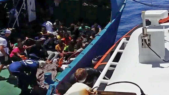 Η ιταλική ακτοφυλακή διέσωσε δεκάδες μετανάστες – Δύο νεκροί