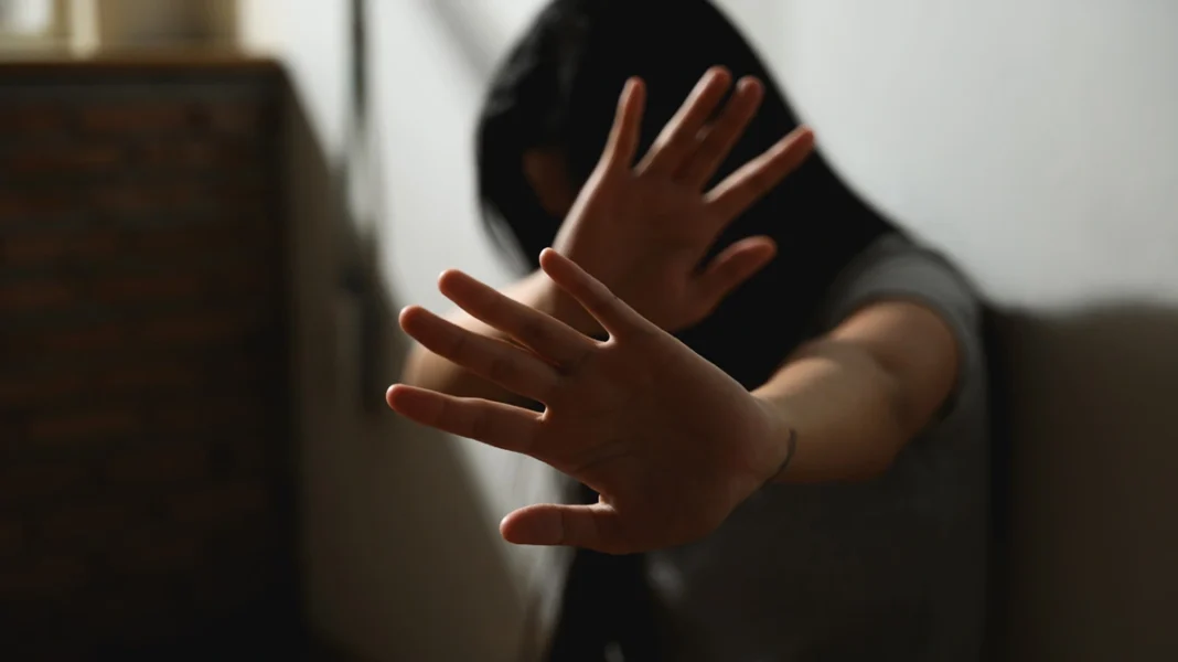 xrwma-abuse Λαύριο: Συνελήφθη προπονητής γυναικείας ομάδας βόλεϊ που ασελγούσε σε ανήλικη