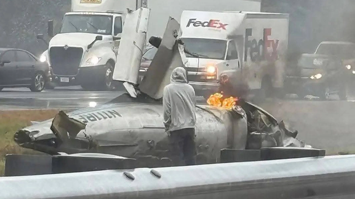 Αεροπλάνο συνετρίβη σε αυτοκινητόδρομο στη Μασαχουσέτη – Νεκροί οι επιβαίνοντες, τραυματίστηκε οδηγός αυτοκινήτου