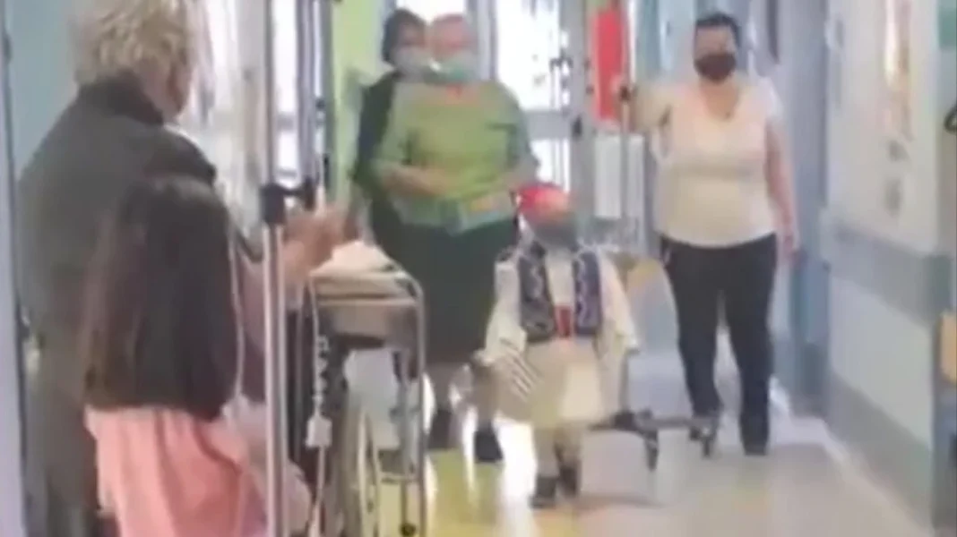 xrwma-gabriil-parelasi Βίντεο: Ο 5χρονος Γαβριήλ έκανε «παρέλαση» στους διαδρόμους του Ιπποκρατείου, δίνοντας μάχη με τον καρκίνο